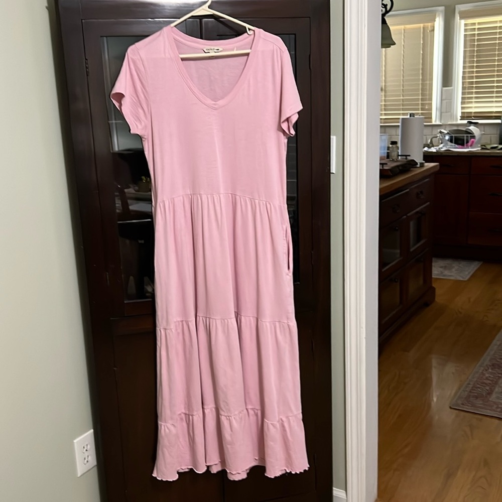 Tiered midi dress. Lavendar/pinkish subtle color. Pockets. Very good condition